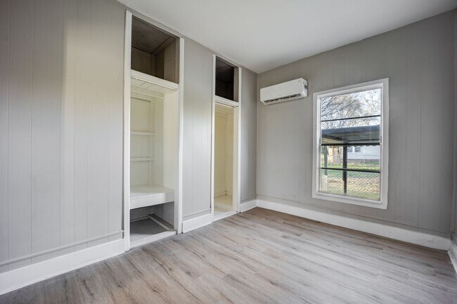 Building Photo - FREE MONTH RENT! Freshly Updated 3 Bedroom House