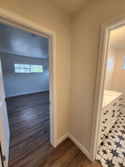 Building Photo - 1414 S Orange Grove Ave