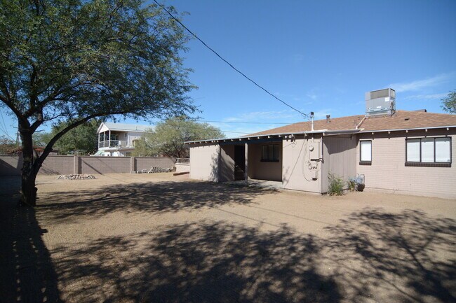 Building Photo - Charming 3 Bedroom 1 Bath House! Great East/Central Tucson Location