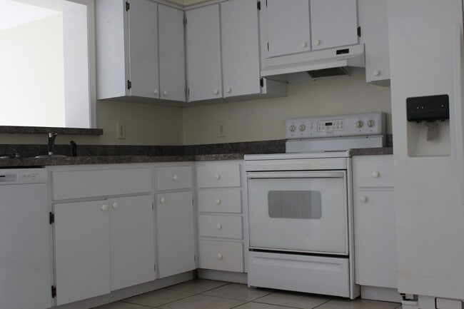 Building Photo - 3 Bedroom 2 Bath Home