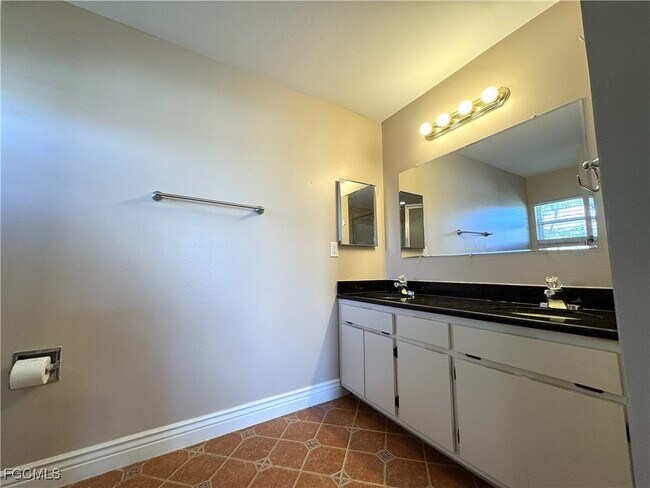 Building Photo - 2520 SW 11th Pl