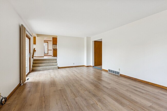 Building Photo - Spacious Northwest Omaha 3-Bedroom!!