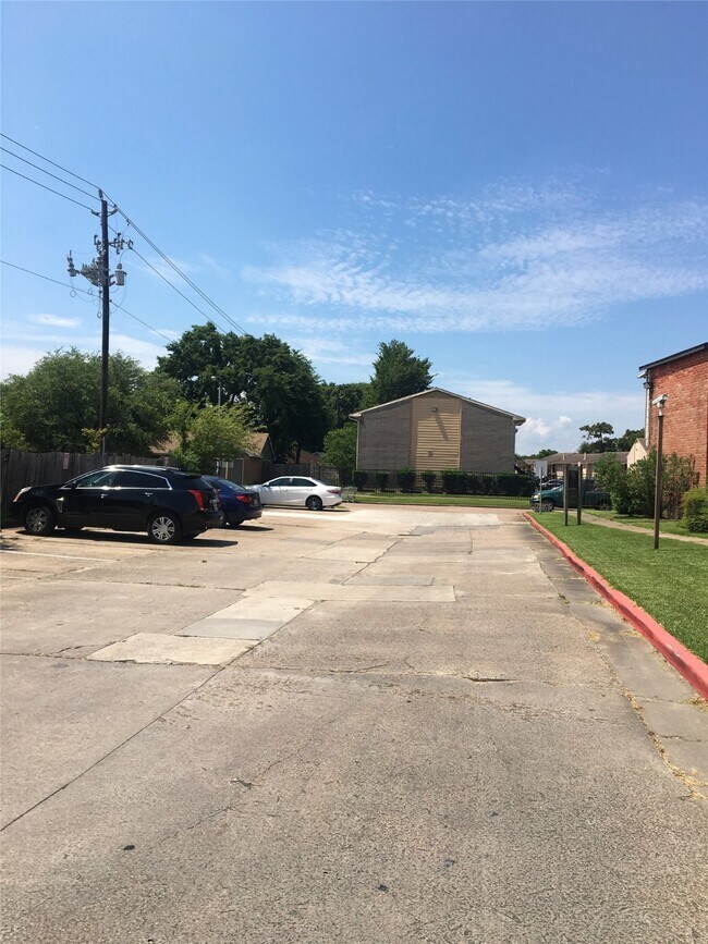 Building Photo - 13480 S Thorntree Dr