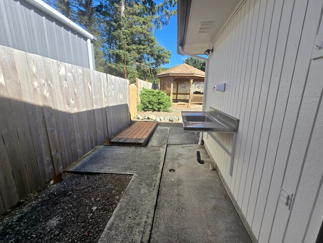 Building Photo - 164 N Harbor St