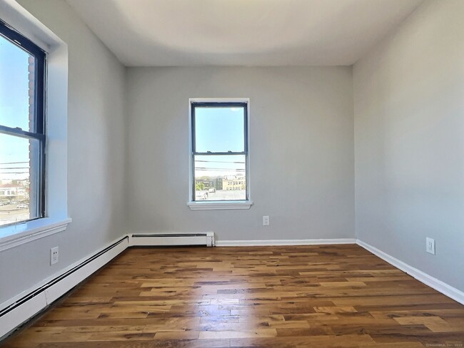 Building Photo - 2260 Fairfield Ave