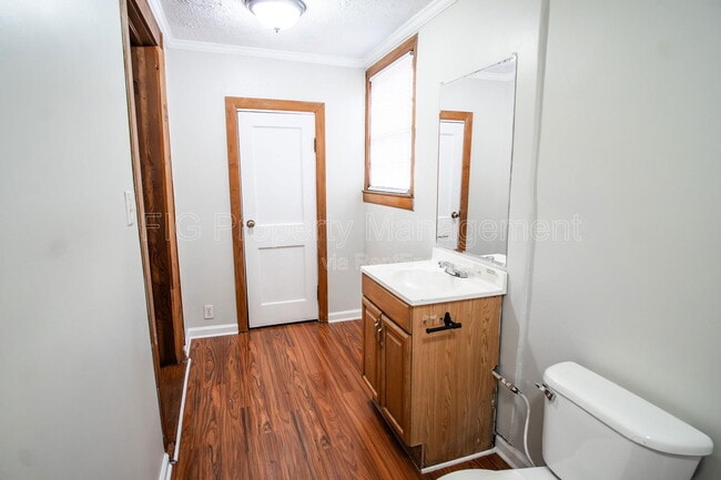 Building Photo - 521 N Chamberlain Ave