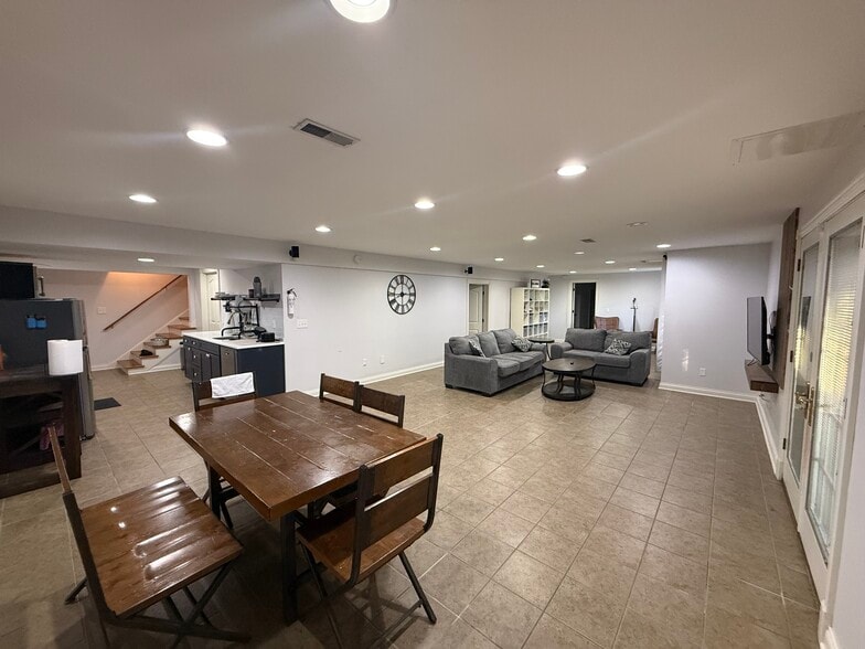 Building Photo - 402 Willow Creek Dr