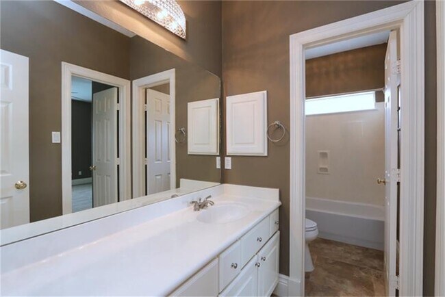 Building Photo - 6010 Stratford Gardens Dr