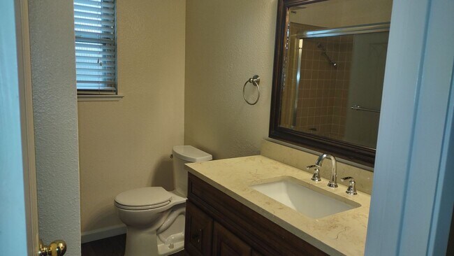 Building Photo - 1617 Oakview Dr