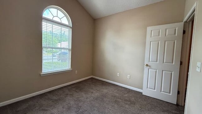 Building Photo - 3 bedroom - 2 bathroom - Stonelake Townhom...