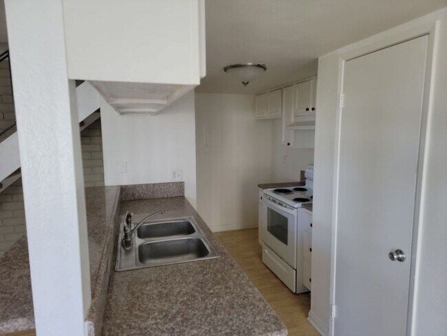 Building Photo - 659 Halyard St