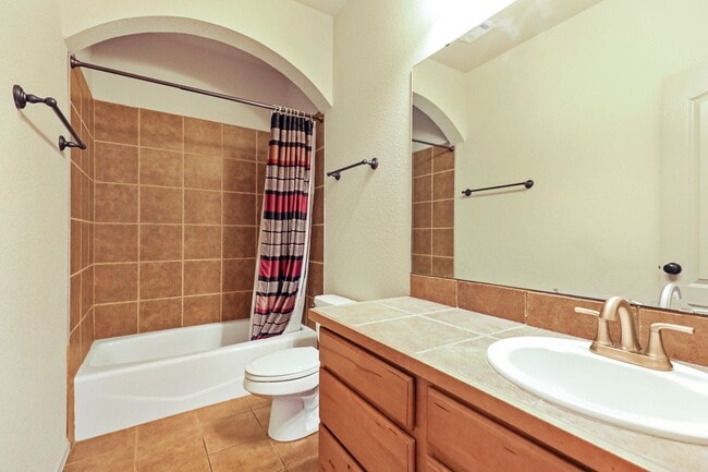 Building Photo - Spacious 4 Bedroom 2 Bath House near Restaurants