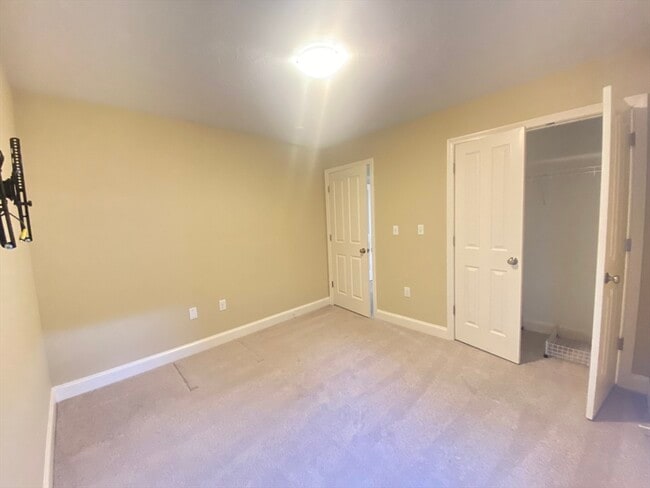Building Photo - 90 Cook Ln