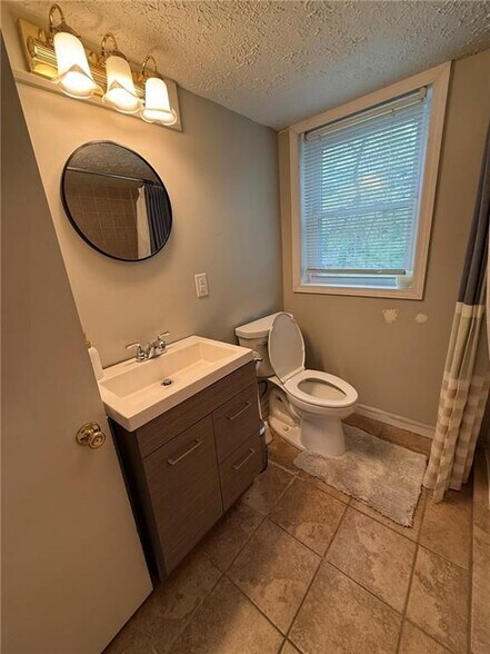 Building Photo - 1110 Mountain View Dr
