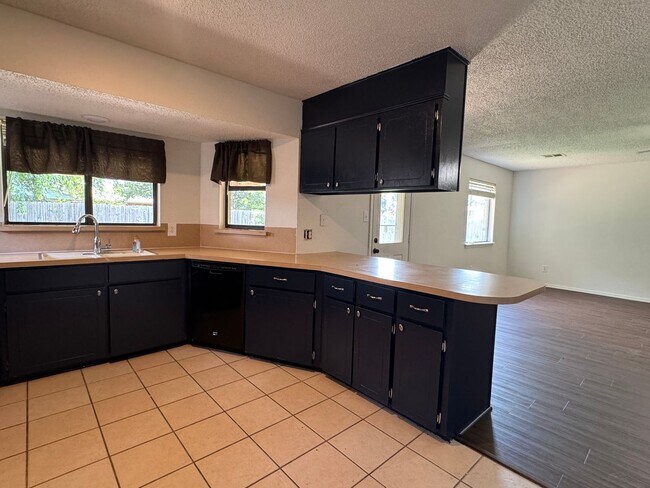 Building Photo - 4718 SE 47th- AVAILABLE NOW!