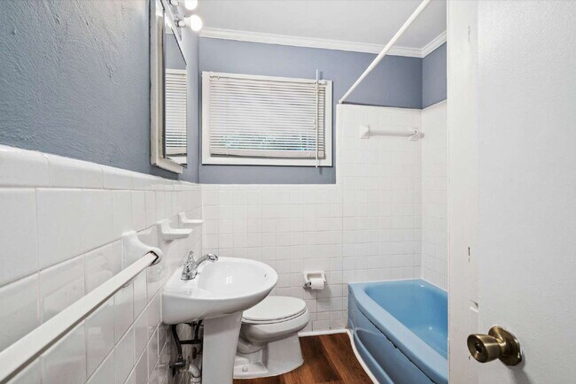 Building Photo - Charming 2-Bed Home with Hardwood Floors and Fenced in Yard