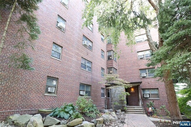 Building Photo - 3071 Edwin Ave