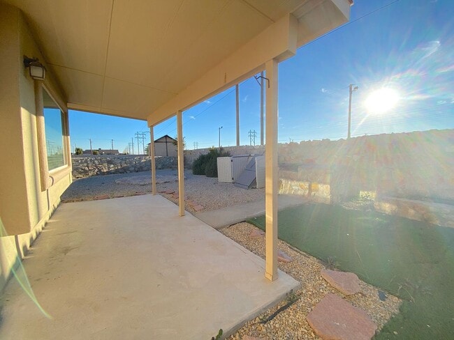 Building Photo - East El Paso 4 bed Refrig A/C with Solar Panels!