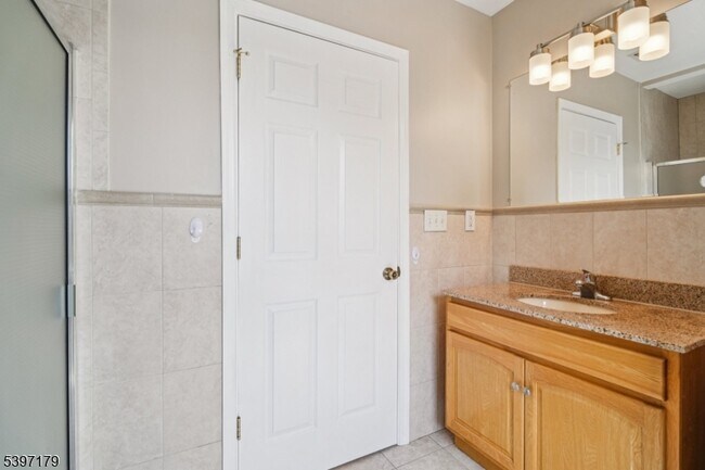 Building Photo - 141 Walnut St