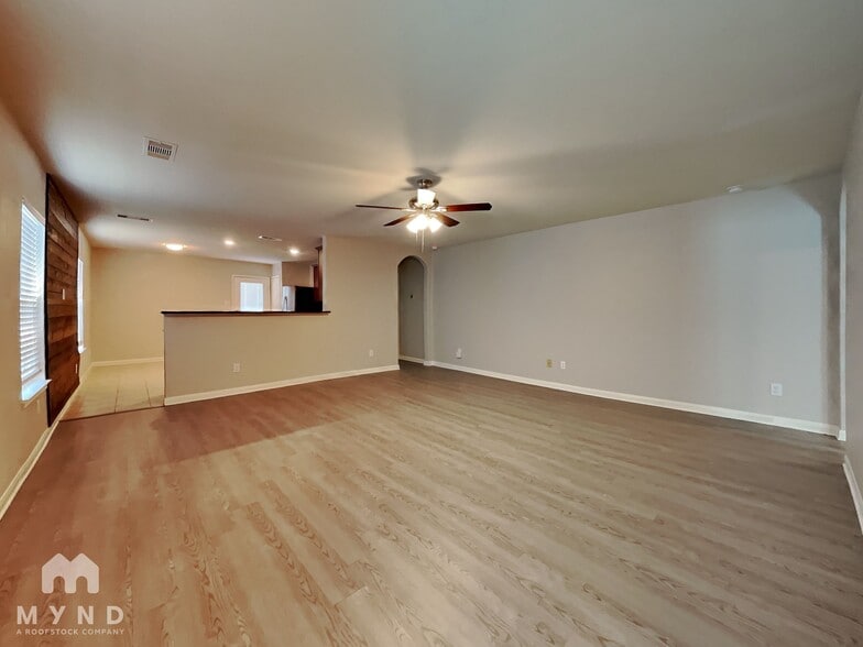 Building Photo - 5715 Rainbow Rd.