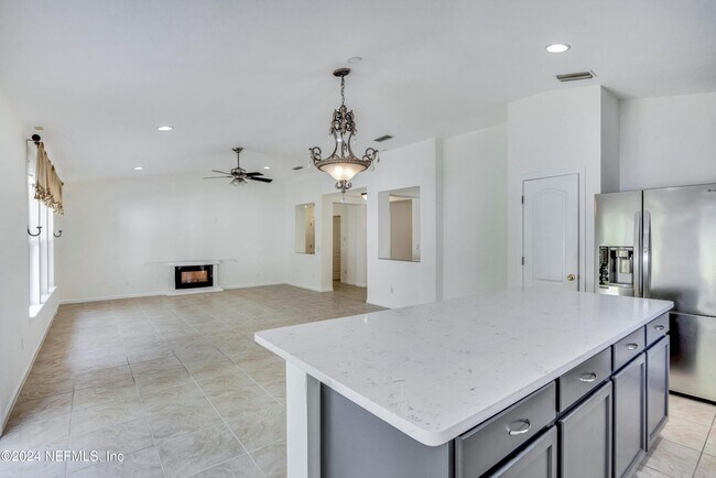 Building Photo - 657 MacKenzie Cir