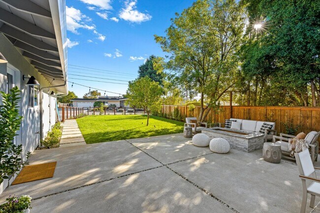 Building Photo - 880 Pinehurst Dr