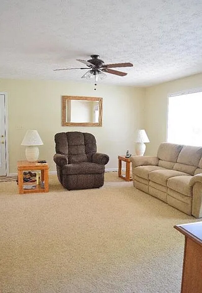 Building Photo - Spacious 3-Bedroom Home with Huge Daylight...