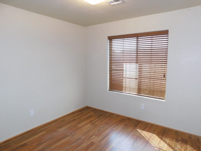 Building Photo - 4 BEDROOM HOME IN SAGUARO!