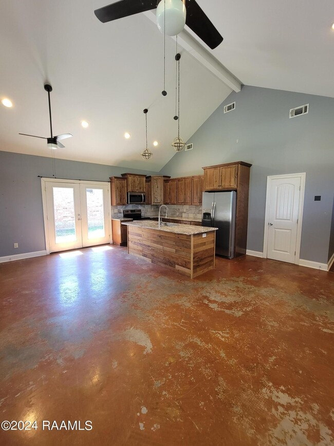 Building Photo - 917 W Broussard Rd