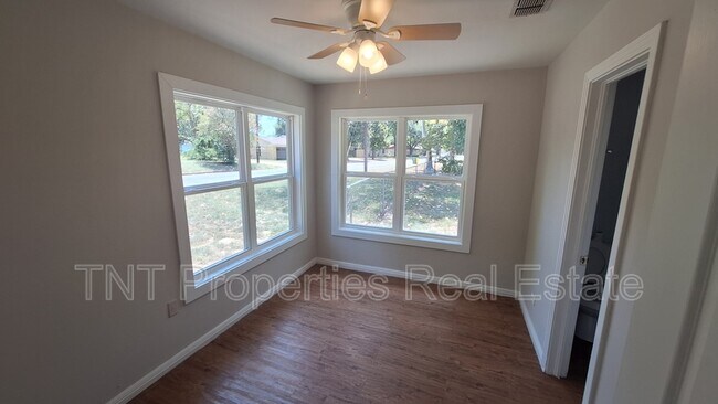 Building Photo - 1618 Willow Dr