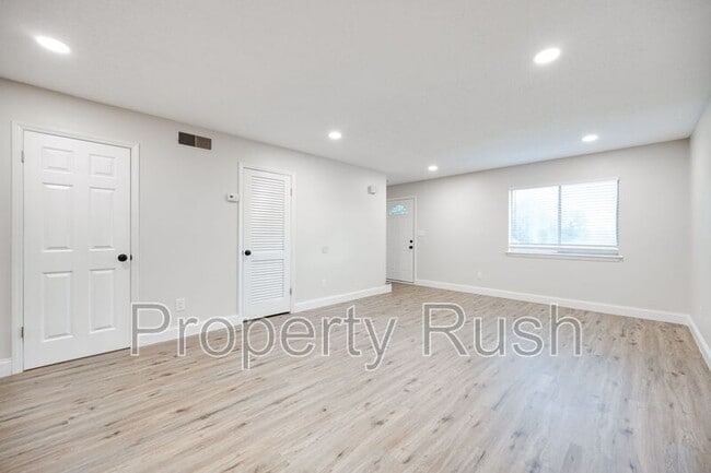 Building Photo - 2323 Green Forest Dr