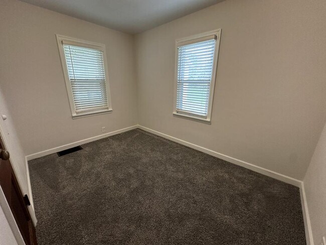 Building Photo - 809 Zollinger Rd