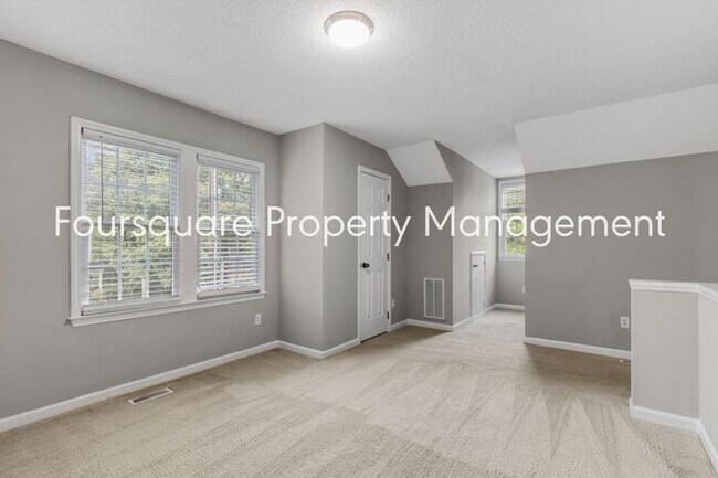 Building Photo - End Unit Town Home | 2nd Floor Loft | Wash...