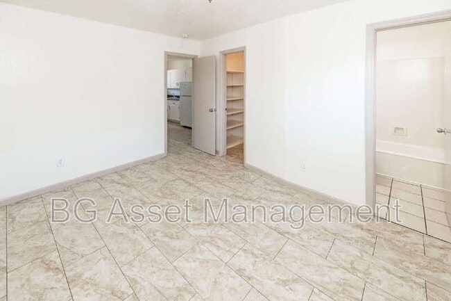 Building Photo - 728 Darina Ave