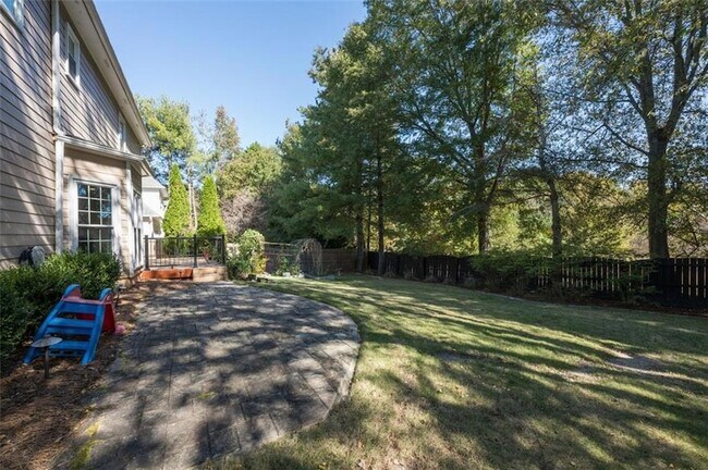 Building Photo - 2433 Gablewood Dr NE