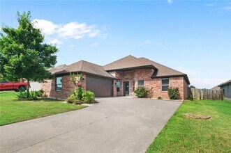 Building Photo - 904 SW Caprington St