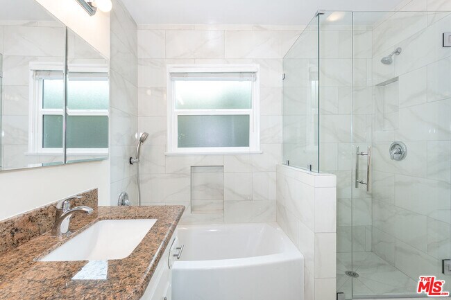 Building Photo - 1117 Roscomare Rd