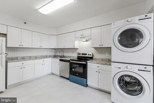 Building Photo - 3713 S George Mason Dr