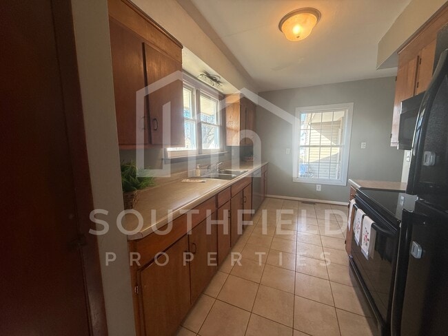 Building Photo - 5881 Elm St