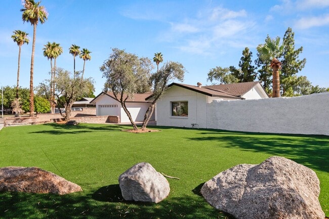 Building Photo - Prime ASU Location 5BR Home with Pool & Garage