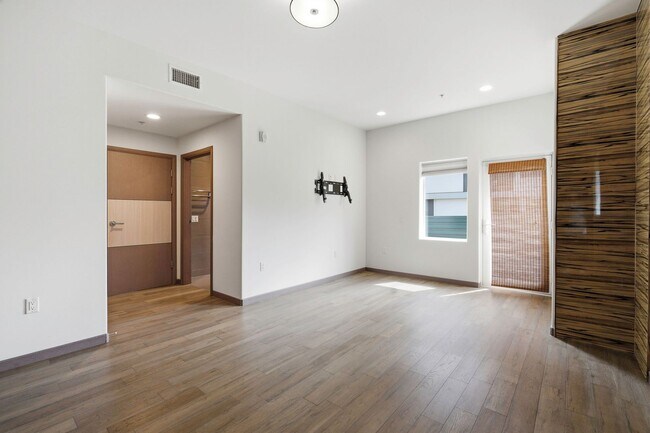 Building Photo - 903 S New Hampshire Ave