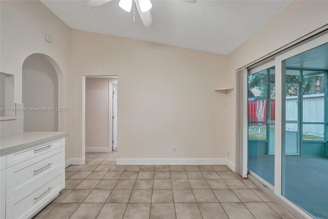 Building Photo - 4928 SW 24th Ave