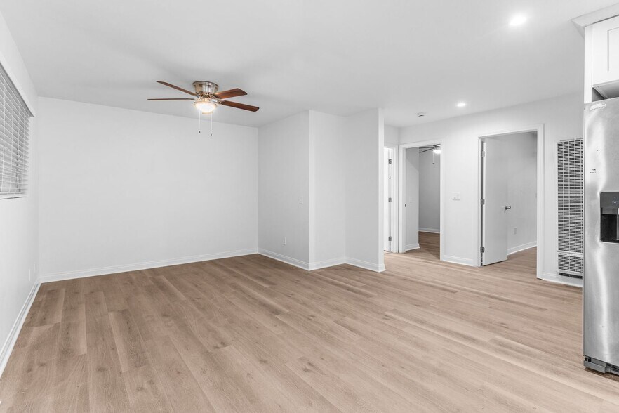 Building Photo - 3032 E 7th St