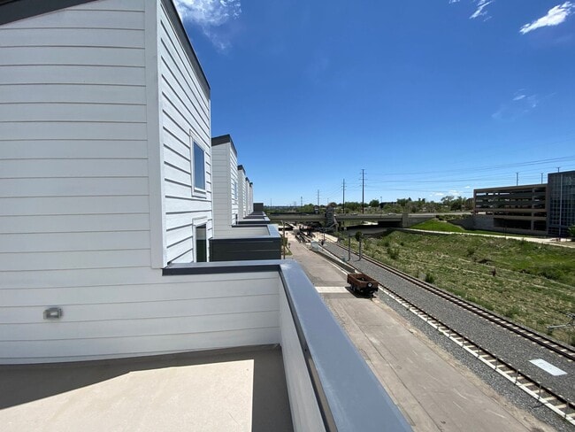 Building Photo - Beautiful End Unit at Overlook Station
