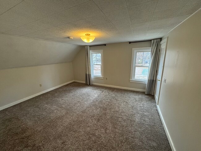 Building Photo - 102 Pine St