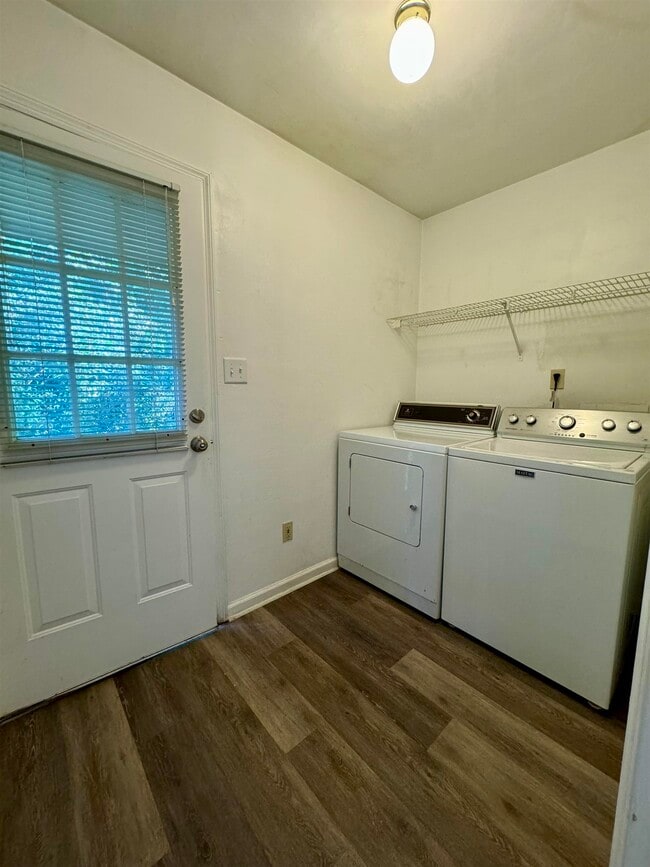 Building Photo - 2910 Richview Park Cir N