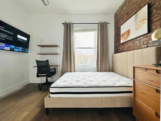 Building Photo - Furnished room/NOT APARTMENT