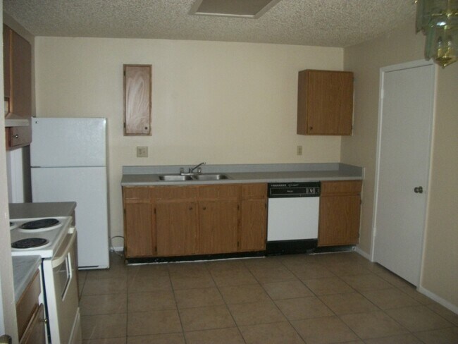 Building Photo - NICE HOME NEAR EVERYTHING