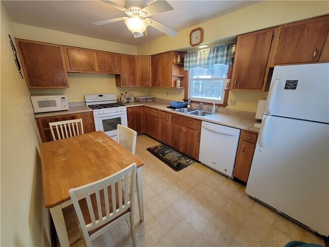 Building Photo - 302 South Dr