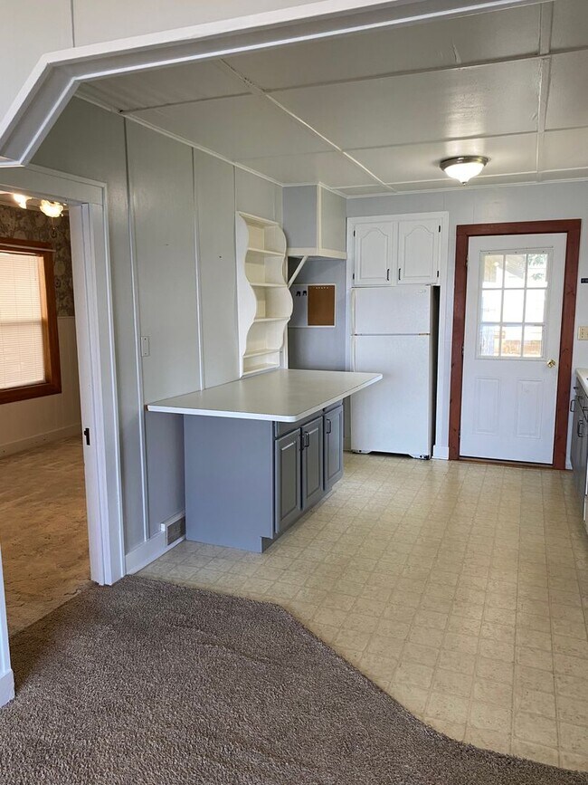 Building Photo - 2 BEDROOM LAKE HOUSE!